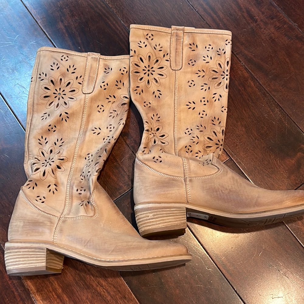 NWOB Fatte A Mano tan leather boots size 39